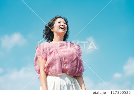 女性の屋外ポートレート 117890526