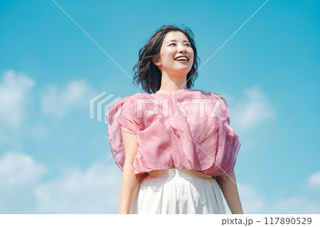 女性の屋外ポートレート 117890529