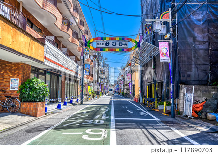 東京都豊島区の都市風景　椎名町駅　椎名町サンロード 117890703