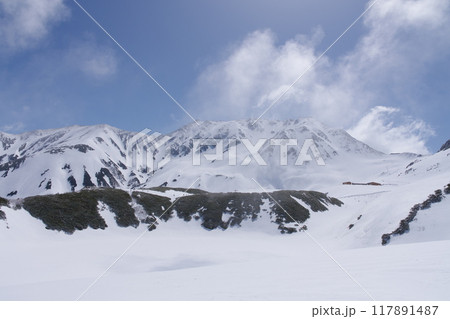 5月上旬の立山黒部アルペンルート　立山室堂平から立山本峰　真砂岳の眺め 117891487
