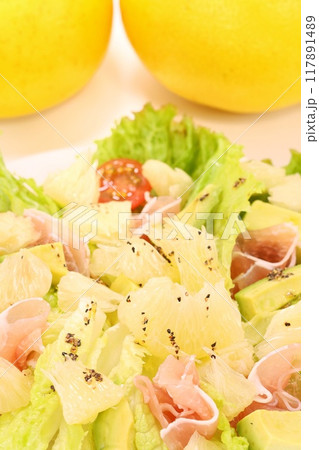 土佐文旦、生ハム、アボカドのサラダ　大きい柑橘類　明るい背景 117891489