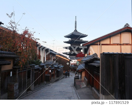 「八坂塔」飛鳥時代に建立された、京都市東山区にある法観寺の五重塔 117891529