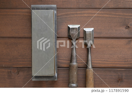 使い込まれた鑿と天然砥石 117891590