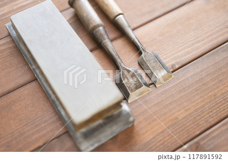 使い込まれた鑿と天然砥石 117891592