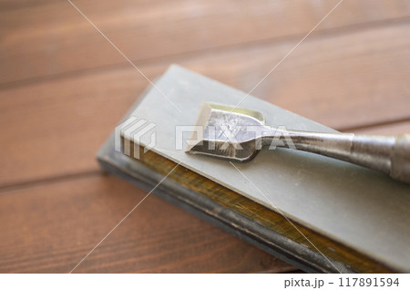 使い込まれた鑿と天然砥石 117891594