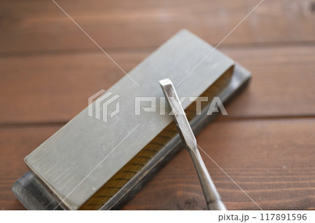 使い込まれた鑿と天然砥石 117891596