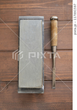 使い込まれた鑿と天然砥石 117891597