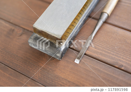 使い込まれた鑿と天然砥石 117891598