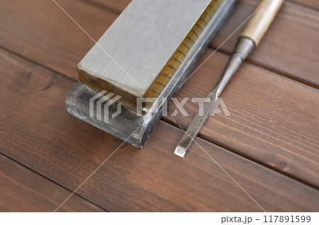 使い込まれた鑿と天然砥石 使い込まれた鑿と天然砥石 117891599