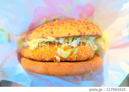 分厚いエビカツが入ったハンバーガー 分厚いエビカツが入ったハンバーガー 117891635