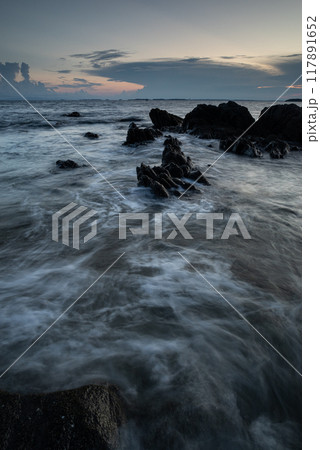 夕暮れの海岸 117891652