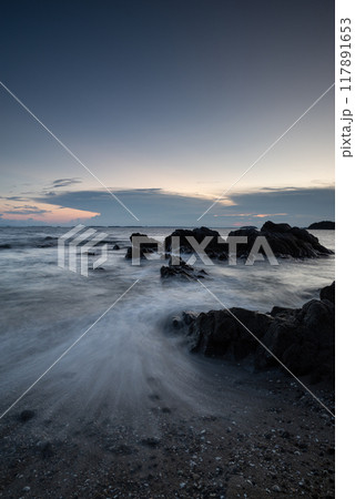 夕暮れの海岸 117891653
