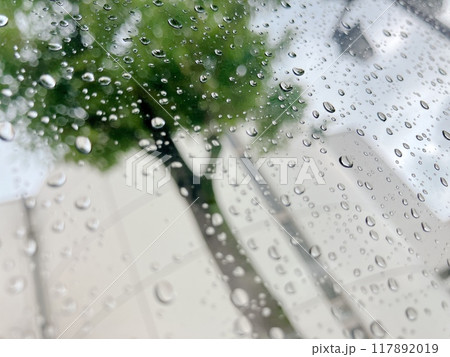 窓についた水滴と車窓から見える街並み 窓についた水滴と車窓から見える街並み 117892019