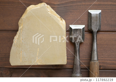 使い込まれた鑿と天然砥石 使い込まれた鑿と天然砥石 117892219