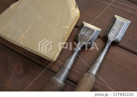 使い込まれた鑿と天然砥石 使い込まれた鑿と天然砥石 117892220