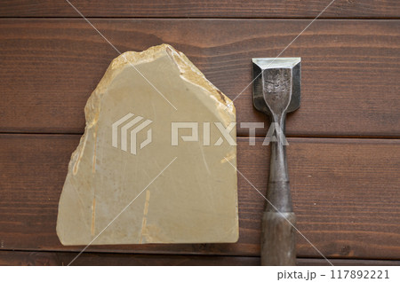 使い込まれた鑿と天然砥石 117892221