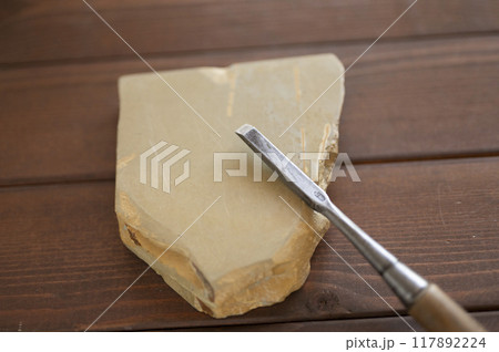 使い込まれた鑿と天然砥石 使い込まれた鑿と天然砥石 117892224