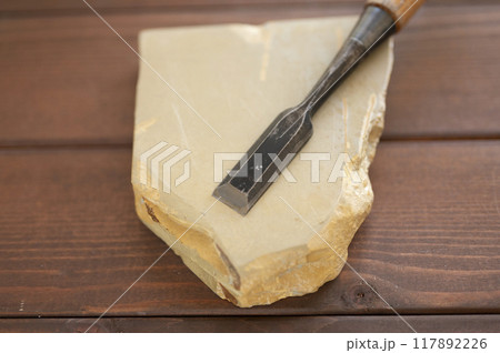 使い込まれた鑿と天然砥石 使い込まれた鑿と天然砥石 117892226