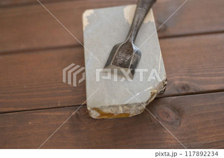 使い込まれた鑿と天然砥石 117892234