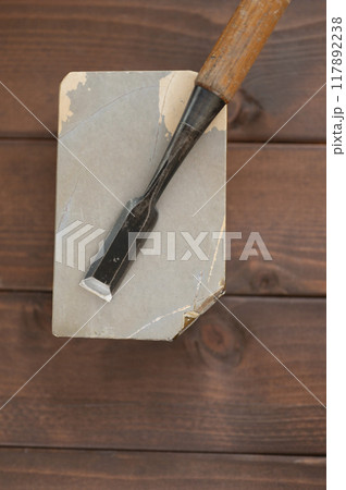使い込まれた鑿と天然砥石 使い込まれた鑿と天然砥石 117892238