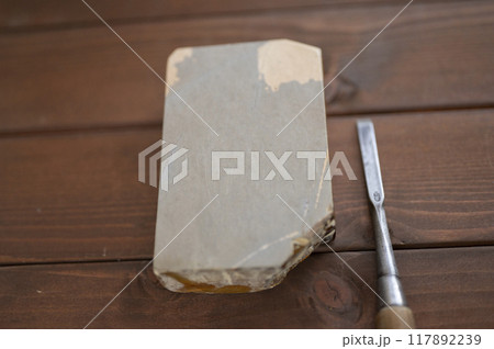 使い込まれた鑿と天然砥石 117892239