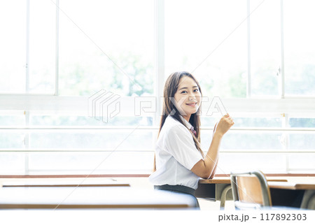 教室の椅子に座る女子高生 117892303