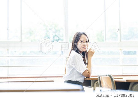 教室の椅子に座る女子高生 117892305
