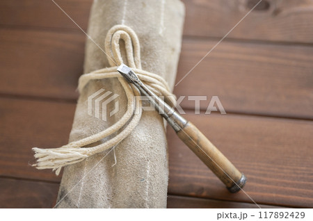 使い込まれた鑿袋 117892429