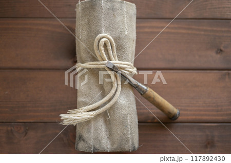 使い込まれた鑿袋 117892430