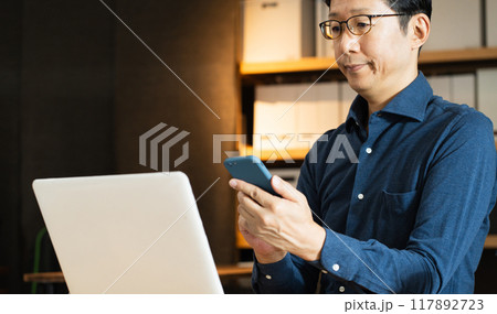 パソコンに向かうミドル男性 117892723