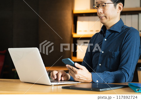 パソコンに向かうミドル男性 117892724