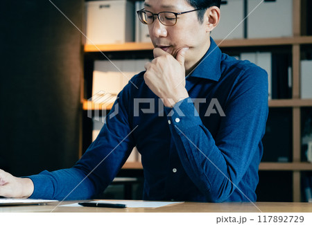 パソコンに向かうミドル男性 117892729
