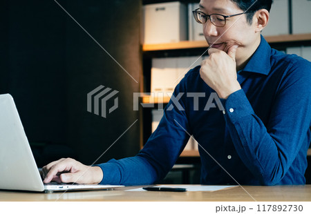 パソコンに向かうミドル男性 117892730