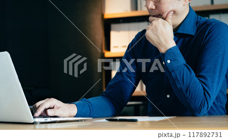パソコンに向かうミドル男性 パソコンに向かうミドル男性 117892731