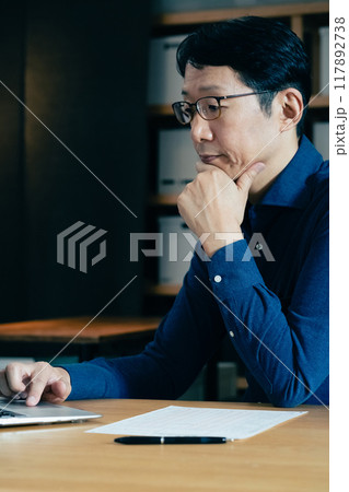 パソコンに向かうミドル男性 117892738