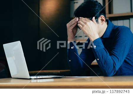 パソコンに向かうミドル男性 117892743