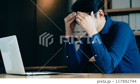 パソコンに向かうミドル男性 117892744