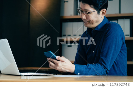 パソコンに向かうミドル男性 117892748