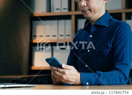 パソコンに向かうミドル男性 パソコンに向かうミドル男性 117892754
