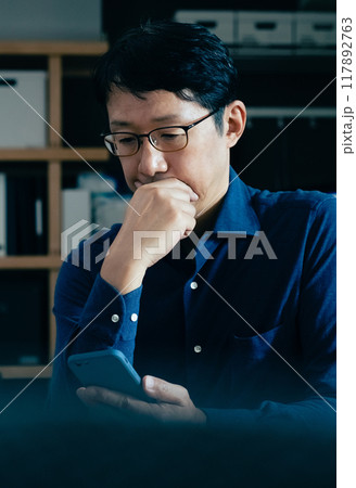 パソコンに向かうミドル男性 117892763