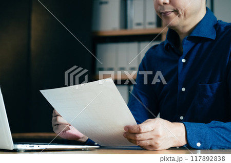 相続税申告書の記入をする男性 117892838