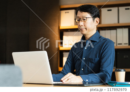 パソコンに向かうミドル男性 117892970