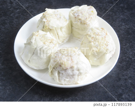白い皿に盛られた美味しそうな冷凍焼売 117893139