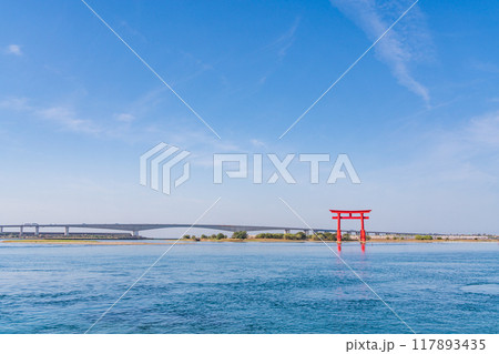（静岡県）晴天の浜名湖弁天島 117893435
