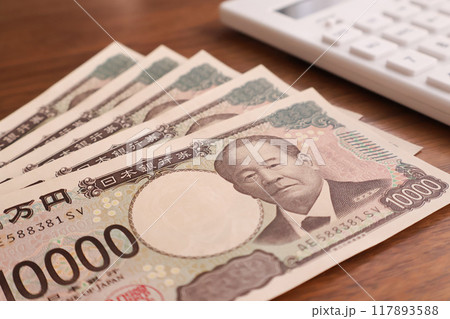 机上の電卓と5万円 机上の電卓と5万円 117893588