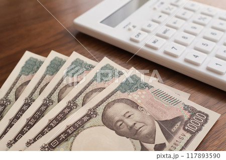 机上の電卓と5万円 117893590