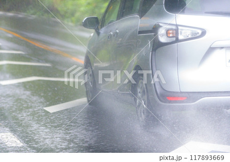 路上を走る車の後輪から上がる水しぶき 路上を走る車の後輪から上がる水しぶき 117893669