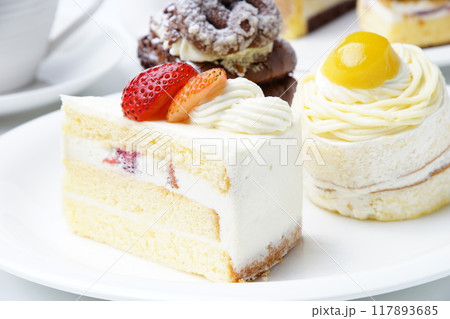 ショートケーキイチゴ　モンブラン 117893685