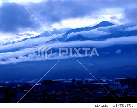 北海道富良野の夜明けの風景 117893800
