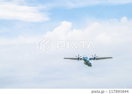 離陸中の飛行機　（プロペラ機）　宮城県名取市 117893844